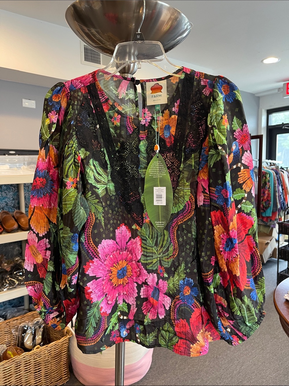 Farm Rio BLOOMING GARDEN BLACK BLOUSE
Bold floral print size XS NWT city ready - Picture 1 of 10